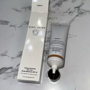 NWT Bobbi Brown vitamin enriched skin tint: Golden 3
Never used
Still in box